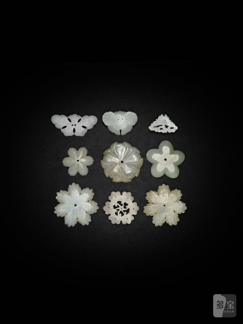 明/清　玉花片一組九件 | A GROUP OF NINE JADE FLORAL ORNAMENTS - 图4